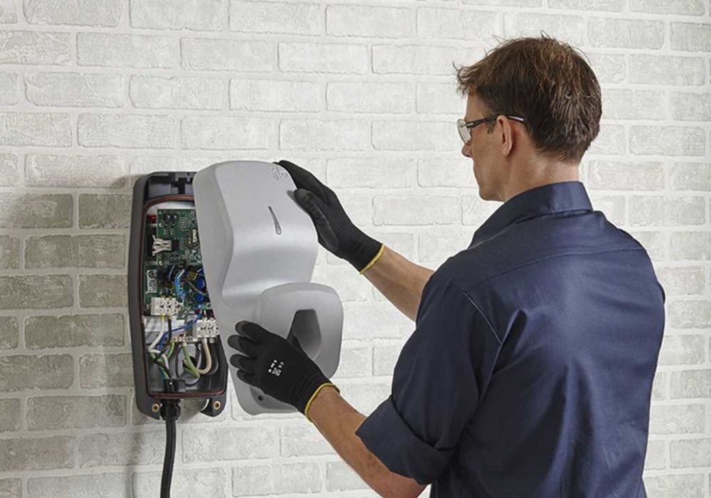 Electrician-installing-EV